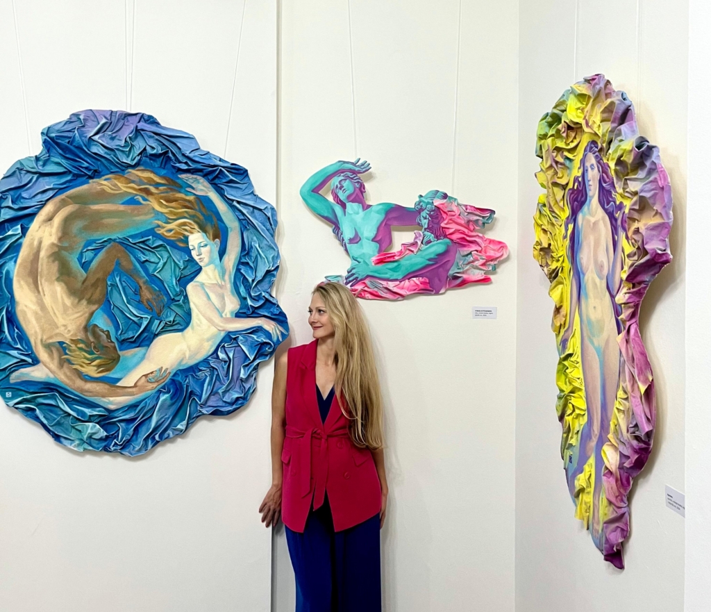 The artist with the paintings from the projecs "sorrounded by waves"